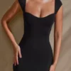 Robe Meli à encolure en cœur et manches courtes, en noir Robe Meli à encolure en cœur et manches courtes, en noir