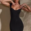 Robe Meli à encolure en cœur et manches courtes, en noir Robe Meli à encolure en cœur et manches courtes, en noir