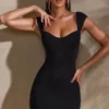 Robe Meli à encolure en cœur et manches courtes, en noir Robe Meli à encolure en cœur et manches courtes, en noir