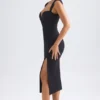 Robe mi-longue Aiko à encolure en cœur, en noir Robe mi-longue Aiko à encolure en cœur, en noir