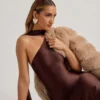 Robe mi-longue asymétrique Shaya avec détail foulard, couleur chocolat Robe mi-longue asymétrique Shaya avec détail foulard, couleur chocolat