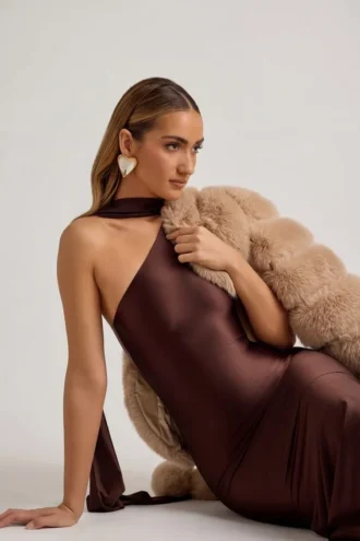 Robe mi-longue asymétrique Shaya avec détail foulard, couleur chocolat