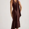 Robe mi-longue asymétrique Shaya avec détail foulard, couleur chocolat Robe mi-longue asymétrique Shaya avec détail foulard, couleur chocolat