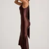 Robe mi-longue asymétrique Shaya avec détail foulard, couleur chocolat Robe mi-longue asymétrique Shaya avec détail foulard, couleur chocolat