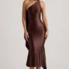 Robe mi-longue asymétrique Shaya avec détail foulard, couleur chocolat Robe mi-longue asymétrique Shaya avec détail foulard, couleur chocolat