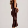 Robe mi-longue asymétrique Shaya avec détail foulard, couleur chocolat Robe mi-longue asymétrique Shaya avec détail foulard, couleur chocolat