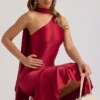 Robe mi-longue asymétrique Shaya avec détail foulard, rouge vif Robe mi-longue asymétrique Shaya avec détail foulard, rouge vif