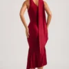 Robe mi-longue asymétrique Shaya avec détail foulard, rouge vif Robe mi-longue asymétrique Shaya avec détail foulard, rouge vif