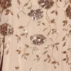Robe mi-longue asymétrique Zelina à encolure dégagée et ornements dorés Robe mi-longue asymétrique Zelina à encolure dégagée et ornements dorés