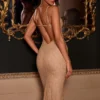 Robe mi-longue Bellara en dentelle métallisée, décolleté plongeant et dos nu, couleur or Robe mi-longue Bellara en dentelle métallisée, décolleté plongeant et dos nu, couleur or