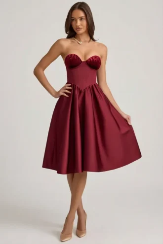 Robe mi-longue bustier à corset Gabrielle, couleur rouge vin