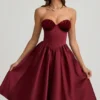 Robe mi-longue bustier à corset Gabrielle, couleur rouge vin Robe mi-longue bustier à corset Gabrielle, couleur rouge vin