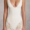 Robe mi-longue Caia en bodys plongeant à dentelle transparente et bords festonnés, couleur blanche Robe mi-longue Caia en bodys plongeant à dentelle transparente et bords festonnés, couleur blanche