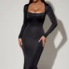 Robe mi-longue à col bénitier et manches longues Aimee, en noir