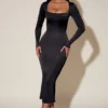 Robe mi-longue à col bénitier et manches longues Aimee, en noir