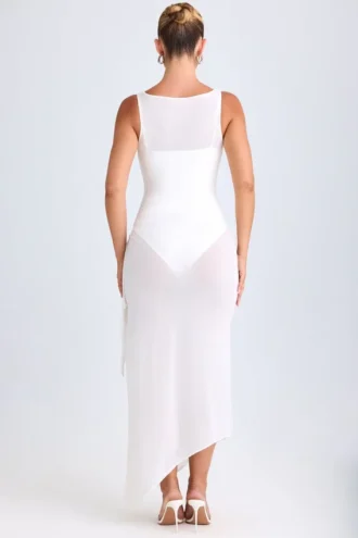 Robe mi-longue à col bénitier et volants Deva, en blanc