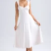 Robe mi-longue à col cœur et fronces Thandie, couleur ivoire Robe mi-longue à col cœur et fronces Thandie, couleur ivoire