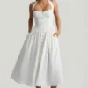 Robe mi-longue à col dos nu et boutons Orlena, en blanc Robe mi-longue à col dos nu et boutons Orlena, en blanc