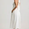 Robe mi-longue à col dos nu et boutons Orlena, en blanc Robe mi-longue à col dos nu et boutons Orlena, en blanc