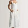 Robe mi-longue à col dos nu et boutons Orlena, en blanc Robe mi-longue à col dos nu et boutons Orlena, en blanc