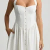 Robe mi-longue à col dos nu et boutons Orlena, en blanc Robe mi-longue à col dos nu et boutons Orlena, en blanc