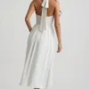 Robe mi-longue à col dos nu et boutons Orlena, en blanc Robe mi-longue à col dos nu et boutons Orlena, en blanc