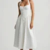 Robe mi-longue à col dos nu et boutons Orlena, en blanc Robe mi-longue à col dos nu et boutons Orlena, en blanc