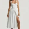 Robe mi-longue à col dos nu et boutons Orlena, en blanc Robe mi-longue à col dos nu et boutons Orlena, en blanc