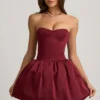 Robe mi-longue convertible à volants et nœud Gloriana, couleur rouge vin Robe mi-longue convertible à volants et nœud Gloriana, couleur rouge vin