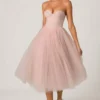 Robe mi-longue à corset en tulle Cindy, couleur rose poudré Robe mi-longue à corset en tulle Cindy, couleur rose poudré