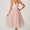 Robe mi-longue à corset en tulle Cindy, couleur rose poudré Robe mi-longue à corset en tulle Cindy, couleur rose poudré