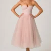 Robe mi-longue à corset en tulle Cindy, couleur rose poudré Robe mi-longue à corset en tulle Cindy, couleur rose poudré