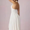 Robe mi-longue à dos nu en modal broderie anglaise Farrah, blanche Robe mi-longue à dos nu en modal broderie anglaise Farrah, blanche