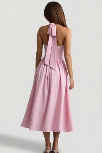Robe mi-longue à dos nu Orlena avec boutons, rose pâle