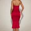Robe mi-longue Elyra en satin à encolure en cœur et coupe en queue de poisson, couleur rouge vif Robe mi-longue Elyra en satin à encolure en cœur et coupe en queue de poisson, couleur rouge vif