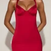 Robe mi-longue Elyra en satin à encolure en cœur et coupe en queue de poisson, couleur rouge vif Robe mi-longue Elyra en satin à encolure en cœur et coupe en queue de poisson, couleur rouge vif