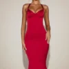 Robe mi-longue Elyra en satin à encolure en cœur et coupe en queue de poisson, couleur rouge vif Robe mi-longue Elyra en satin à encolure en cœur et coupe en queue de poisson, couleur rouge vif