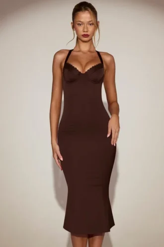 Robe mi-longue Elyra en satin à encolure en cœur et ourlet en queue de poisson, couleur marron chocolat Robe mi-longue Elyra en satin à encolure en cœur et ourlet en queue de poisson, couleur marron chocolat
