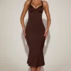 Robe mi-longue Elyra en satin à encolure en cœur et ourlet en queue de poisson, couleur marron chocolat Robe mi-longue Elyra en satin à encolure en cœur et ourlet en queue de poisson, couleur marron chocolat