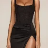 Robe mi-longue en satin et dentelle Taliah à encolure dégagée et corset, couleur noire Robe mi-longue en satin et dentelle Taliah à encolure dégagée et corset, couleur noire