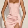 Robe mi-longue en satin et dentelle Taliah à encolure dégagée et corset, couleur rose Robe mi-longue en satin et dentelle Taliah à encolure dégagée et corset, couleur rose