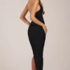 Robe mi-longue à encolure dos nu et ourlet fendu Storie, en noir Robe mi-longue à encolure dos nu et ourlet fendu Storie, en noir