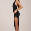 Robe mi-longue à encolure dos nu et ourlet fendu Storie, en noir Robe mi-longue à encolure dos nu et ourlet fendu Storie, en noir