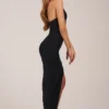 Robe mi-longue à encolure dos nu et ourlet fendu Storie, en noir Robe mi-longue à encolure dos nu et ourlet fendu Storie, en noir