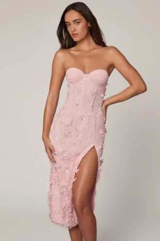 Robe mi-longue Eudora à lacets et fente, couleur rose pâle Robe mi-longue Eudora à lacets et fente, couleur rose pâle
