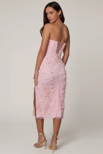Robe mi-longue Eudora à lacets et fente, couleur rose pâle Robe mi-longue Eudora à lacets et fente, couleur rose pâle