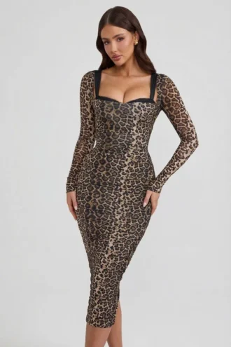 Robe mi-longue froncée à détails de soutien-gorge superposés Deliana, imprimé léopard