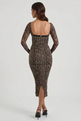 Robe mi-longue froncée à détails de soutien-gorge superposés Deliana, imprimé léopard