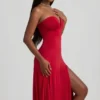 Robe mi-longue sans bretelles A-line en jersey fluide Joely, couleur rouge vif Robe mi-longue sans bretelles A-line en jersey fluide Joely, couleur rouge vif