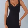 Robe mi-longue Sorelle en modal avec bordure en dentelle, couleur noire Robe mi-longue Sorelle en modal avec bordure en dentelle, couleur noire
